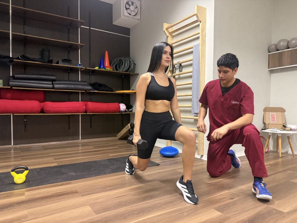 Paciente realizando ejercicio de rehabilitación guiada en Qoren