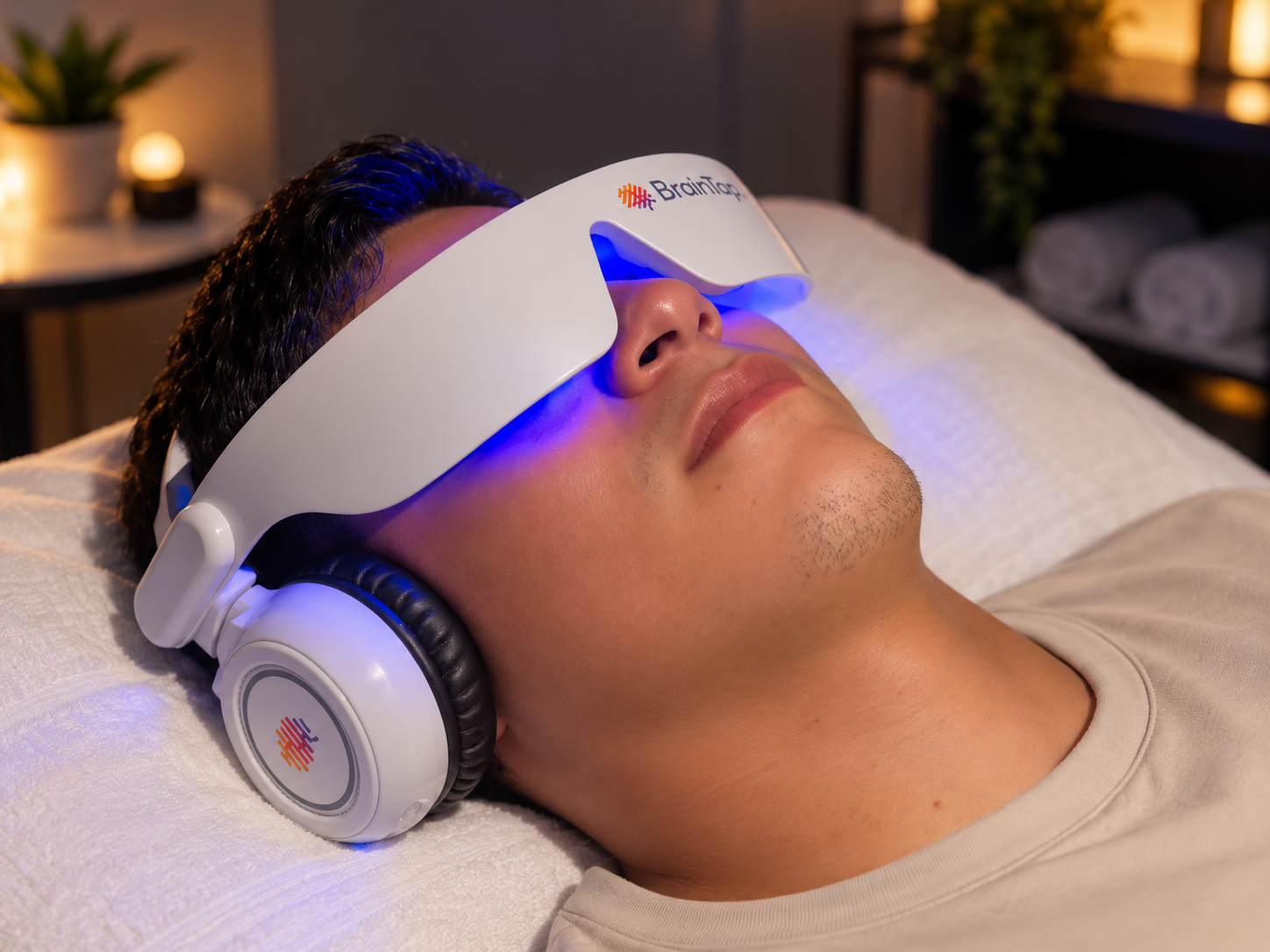 Persona utilizando BrainTap durante una experiencia de luz y sonido en Qoren