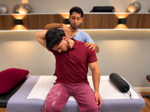 Fisioterapia y movimiento para molestias cervicales en QOREN